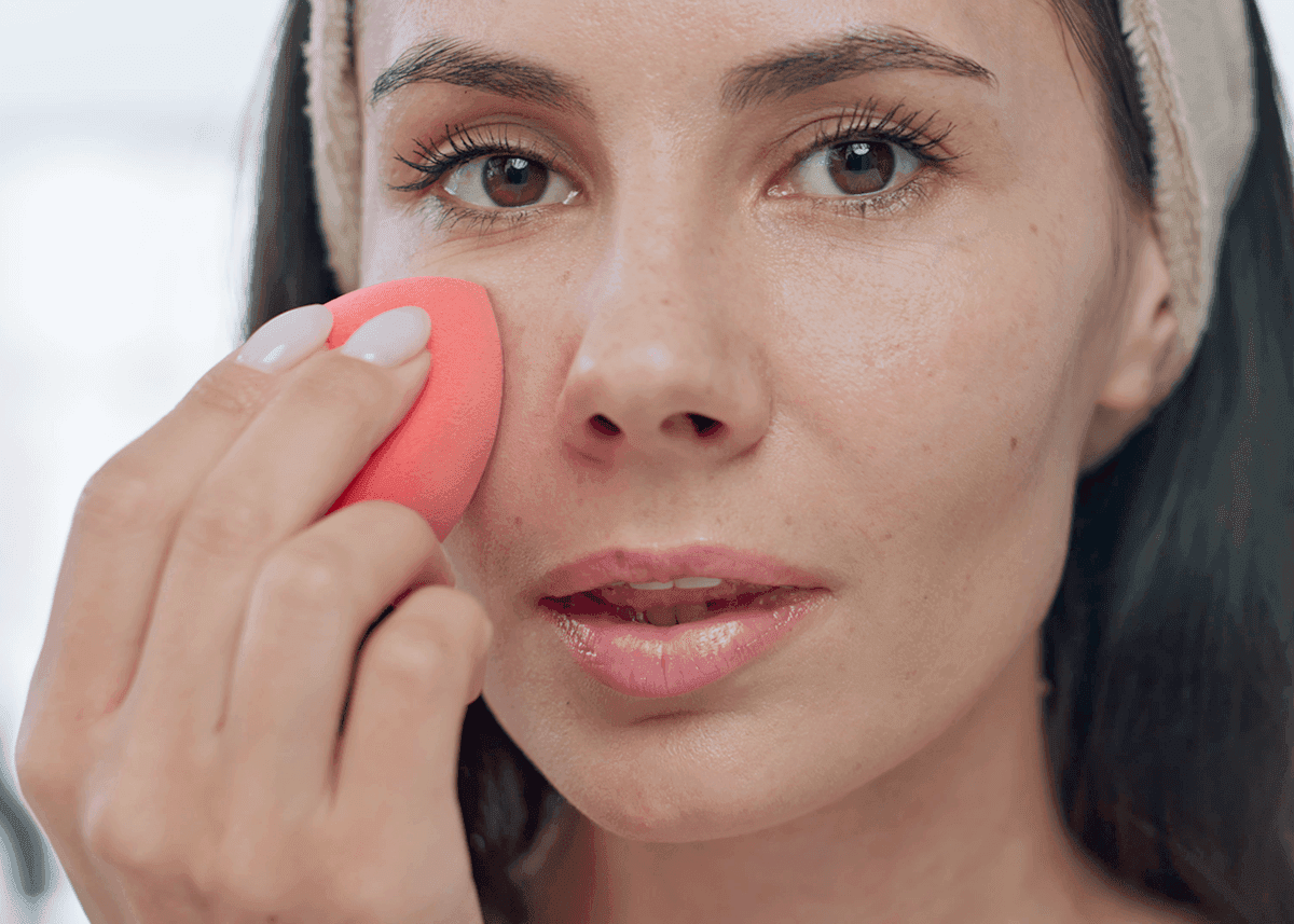 Model Applying Foundation to Face