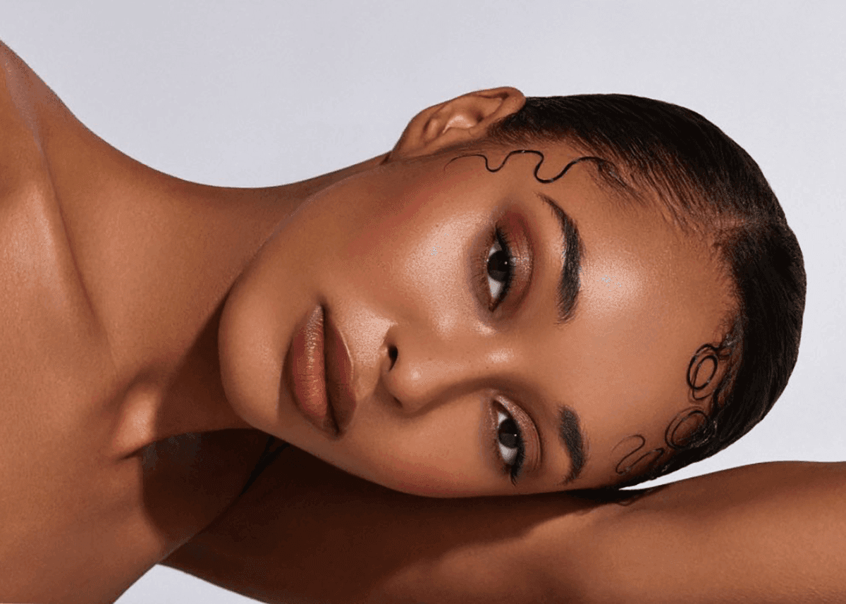 Fashionable brown eyeshadow look