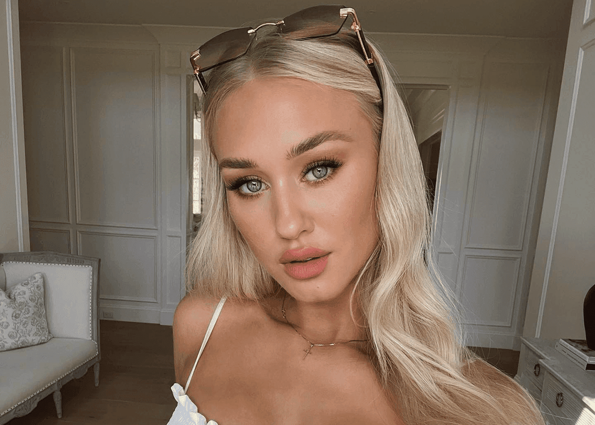 Hanna posing with Nude Makeup Flawless Skin