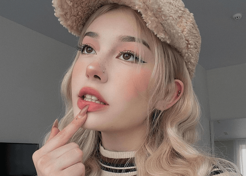 Go Peachy Monochrome egirl Image - feeviun