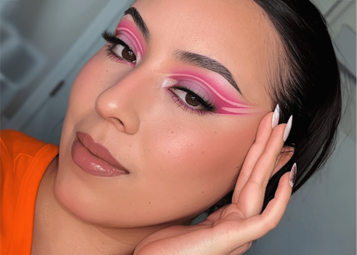Electric graphic eyeliner with Pink Eyehsadow