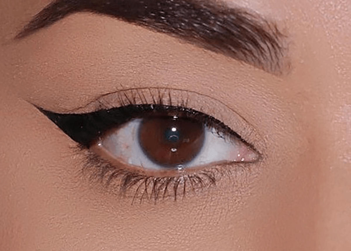 Closeup of Thick Wing Liner Hooded Eye
