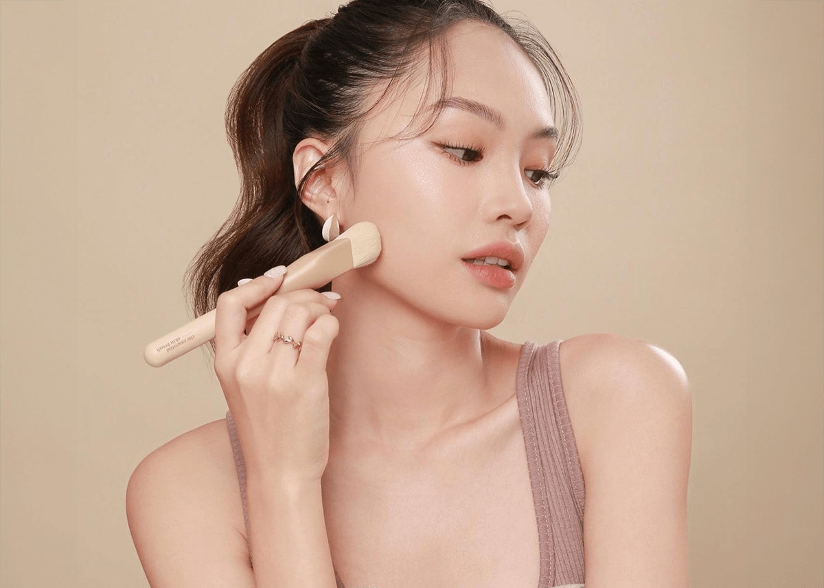 Tippymakeup Korean Woman Applying Brush to Perfect Skin
