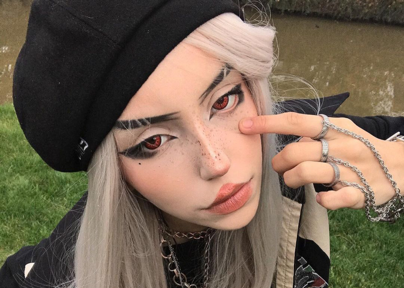 Egirl with wing liner and styled eyebrow